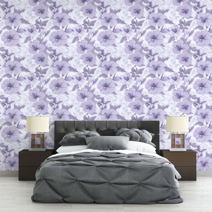 Une chambre élégante avec un papier peint floral violet aux motifs délicats, créant une ambiance douce et apaisante.