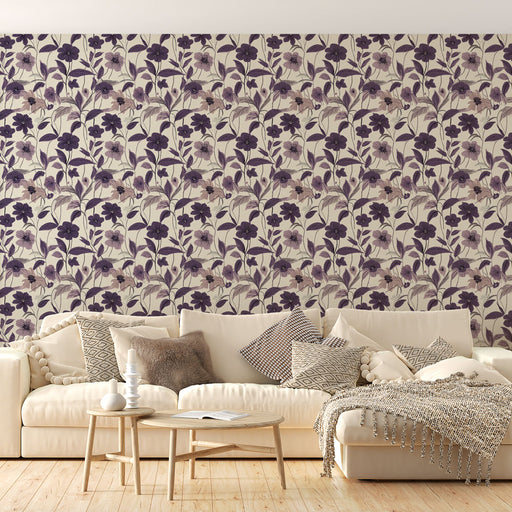 Un salon élégant avec un papier peint floral aux teintes violettes sur fond crème, créant une atmosphère chaleureuse et accueillante.