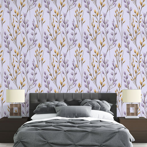Une chambre élégante avec un papier peint floral violet et doré représentant des tiges délicates sur fond clair, créant une atmosphère apaisante et chaleureuse.