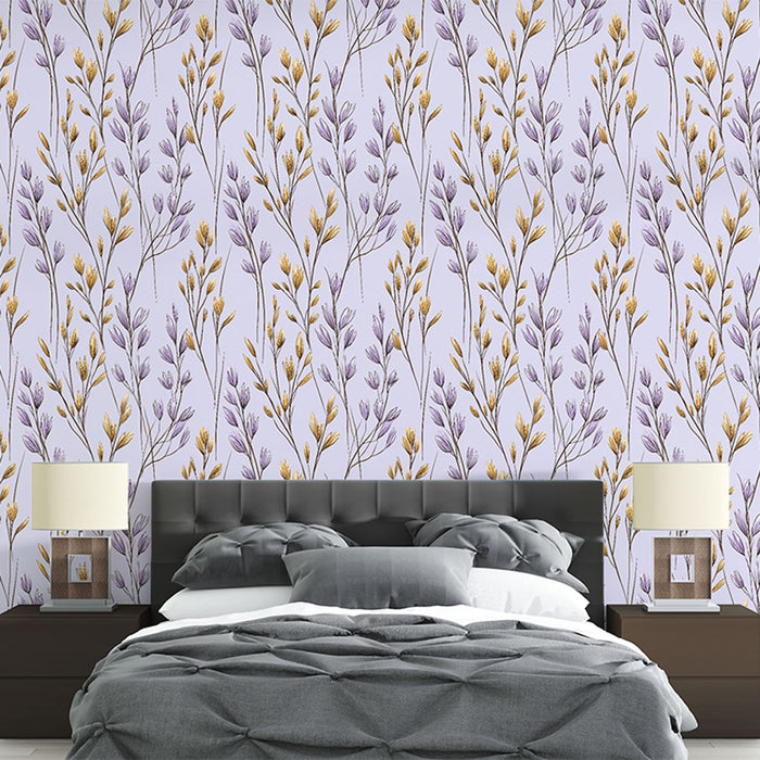 Une chambre élégante avec un papier peint floral violet et doré représentant des tiges délicates sur fond clair, créant une atmosphère apaisante et chaleureuse.