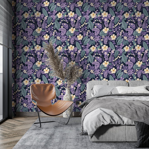 Une chambre moderne avec un papier peint floral violet et crème, orné de feuilles et de fleurs, créant une atmosphère chaleureuse et accueillante.