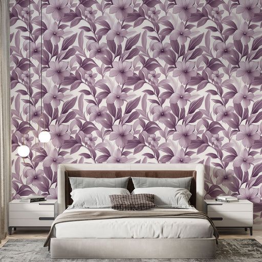 Une chambre élégante avec un papier peint floral aux nuances de violet et blanc, créant une ambiance douce et apaisante.