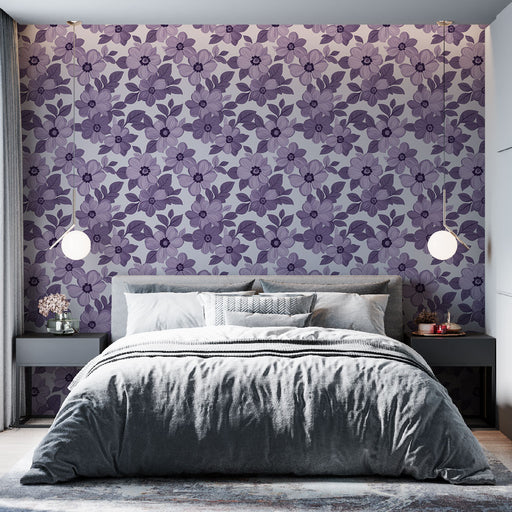 Une chambre moderne avec un papier peint floral violet aux motifs délicats, créant une atmosphère douce et apaisante.