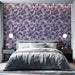 Une chambre moderne avec un papier peint floral violet aux motifs délicats, créant une atmosphère douce et apaisante.