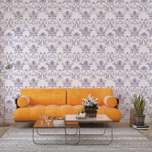 Un salon contemporain avec un papier peint floral violet sur fond clair, créant une atmosphère douce et élégante, agrémenté d'un canapé orange vibrant.
