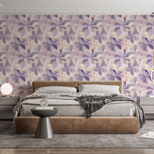 Une chambre élégante avec un papier peint floral aux nuances de violet et de rose, créant une ambiance douce et apaisante.
