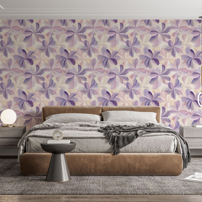 Une chambre élégante avec un papier peint floral aux nuances de violet et de rose, créant une ambiance douce et apaisante.