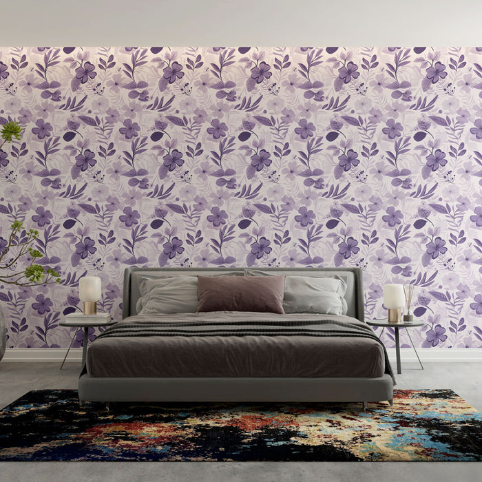 Une chambre élégante avec un papier peint floral violet aux motifs délicats, créant une atmosphère douce et apaisante.