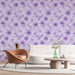 Une pièce moderne avec un papier peint floral violet aux motifs de fleurs et de feuillages délicats, créant une ambiance fraîche et apaisante.