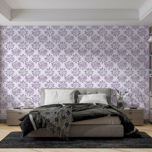 Une chambre apaisante avec un papier peint floral violet et blanc aux motifs délicats, créant une atmosphère douce et romantique.