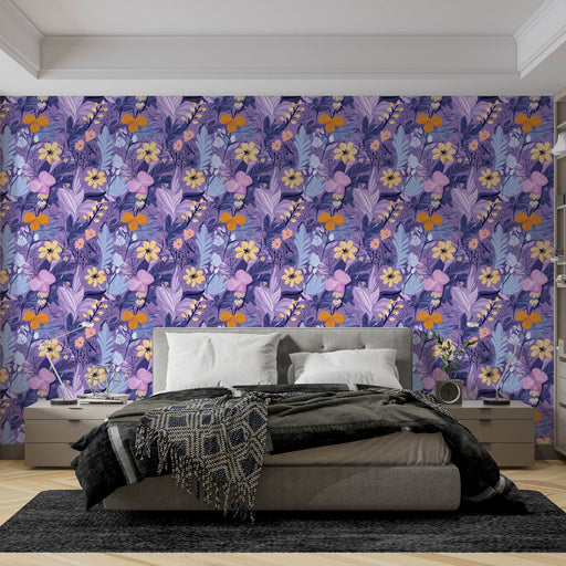 Une chambre moderne avec un papier peint floral violet aux motifs colorés de fleurs et de feuillages, créant une ambiance joyeuse et apaisante.