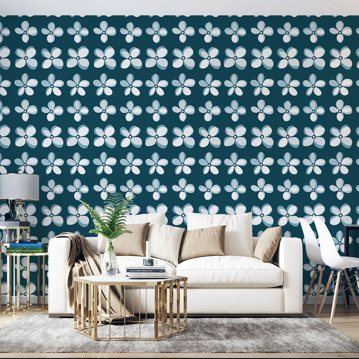 Un salon moderne avec un papier peint floral bleu marine et blanc, aux motifs de fleurs stylisées, créant une ambiance fraîche et accueillante.