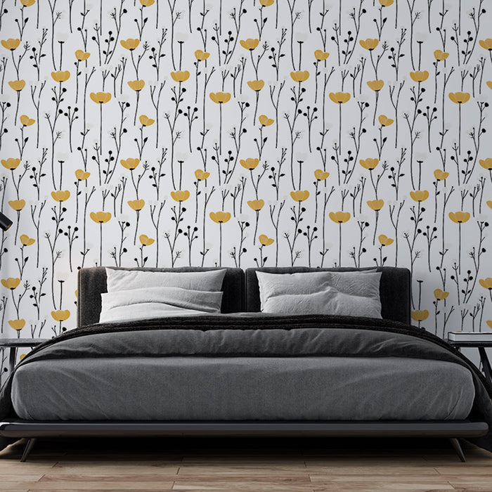 Une chambre moderne avec un papier peint floral aux motifs jaunes et noirs sur fond blanc, créant une ambiance fraîche et joyeuse.