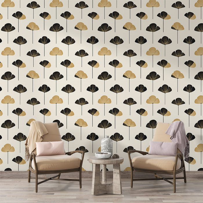 Une pièce de vie élégante avec un papier peint floral beige et noir, aux motifs stylisés de feuilles, créant une atmosphère moderne et apaisante.