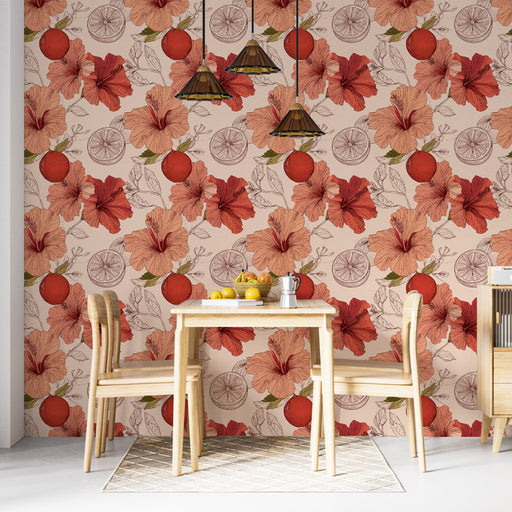 Une salle à manger lumineuse avec un papier peint floral aux motifs d'hibiscus et d'agrumes dans des teintes chaudes, créant une ambiance joyeuse et accueillante.