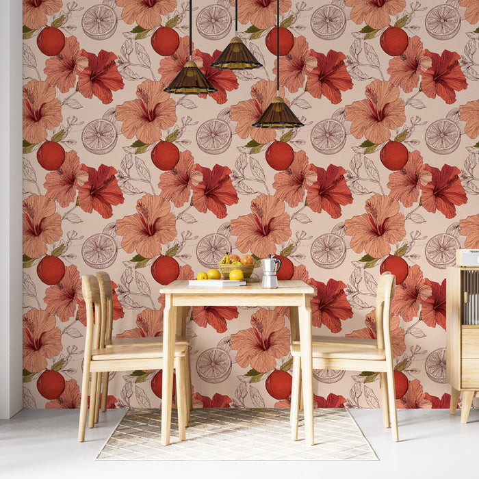 Une salle à manger lumineuse avec un papier peint floral aux motifs d'hibiscus et d'agrumes dans des teintes chaudes, créant une ambiance joyeuse et accueillante.