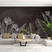 Un salon moderne avec un papier peint noir orné de dessins de plantes blanches, créant une atmosphère élégante et apaisante.