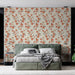 Une chambre moderne avec un papier peint floral beige et orange aux motifs délicats, créant une atmosphère chaleureuse et accueillante.
