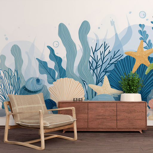 Une pièce moderne avec un papier peint marin aux teintes bleu-vert représentant des algues, des coquillages et des étoiles de mer, créant une atmosphère apaisante et aquatique.