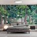 Une chambre moderne avec un papier peint représentant une forêt luxuriante aux arbres aux feuillages variés, créant une atmosphère apaisante et naturelle.