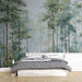 Une chambre moderne avec un papier peint représentant une forêt brumeuse aux nuances de vert et de bleu, créant une atmosphère apaisante et naturelle.