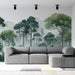 Un salon moderne avec un papier peint représentant une forêt verdoyante, créant une atmosphère apaisante et naturelle grâce à ses nuances de vert.