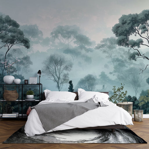 Une chambre apaisante avec un papier peint représentant une forêt brumeuse aux teintes douces de bleu et vert, créant une atmosphère sereine et naturelle.