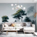 Un salon moderne avec un papier peint représentant des arbres stylisés en nuances de vert et bleu, créant une atmosphère apaisante et naturelle.