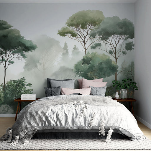 Une chambre apaisante avec un papier peint représentant une forêt brumeuse aux nuances de vert, créant une atmosphère naturelle et sereine.