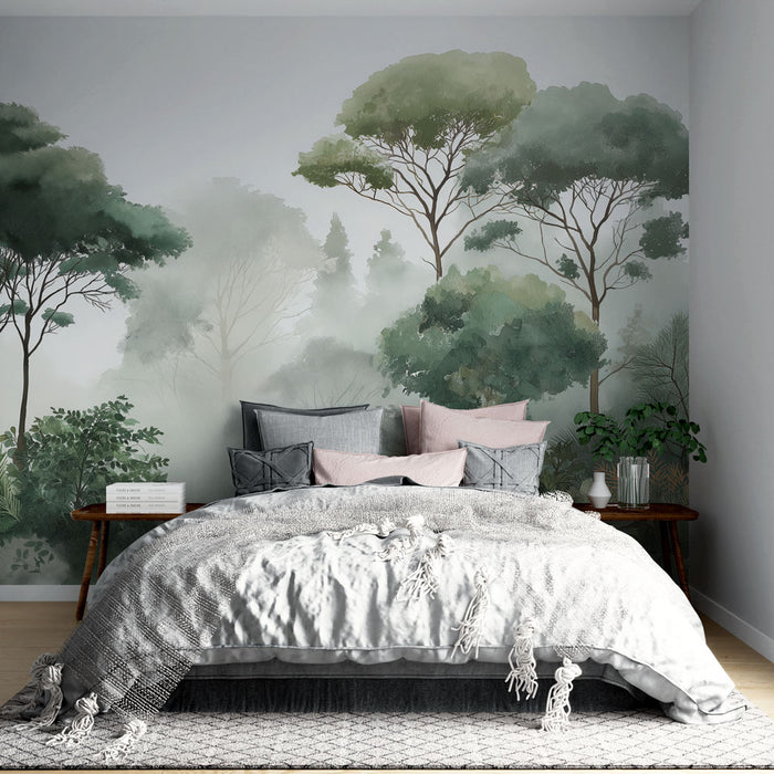 Une chambre apaisante avec un papier peint représentant une forêt brumeuse aux nuances de vert, créant une atmosphère naturelle et sereine.