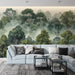 Un salon moderne avec un papier peint représentant une forêt dense et brumeuse, aux nuances de vert, créant une atmosphère apaisante et naturelle.