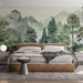 Une chambre moderne avec un papier peint représentant une forêt brumeuse aux nuances de vert, créant une atmosphère apaisante et naturelle.