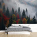 Papier peint forêt d'automne avec arbres colorés entourés de brume pour chambre moderne.