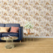 Un salon moderne avec un papier peint représentant des arbres stylisés dans des teintes beige et doré, créant une atmosphère chaleureuse et naturelle.