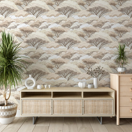 Une pièce lumineuse avec un papier peint représentant des arbres stylisés en nuances de beige et marron, créant une atmosphère douce et naturelle.