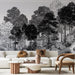 Un salon moderne avec un papier peint représentant une forêt en noir et blanc, créant une atmosphère apaisante et élégante.