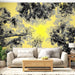 Une pièce de vie moderne avec un papier peint représentant des arbres en noir et blanc sur fond jaune lumineux, créant une atmosphère dynamique et apaisante.