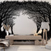 Papier peint forêt en noir et blanc avec silhouettes d'arbres pour décoration murale moderne