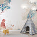 Une chambre d'enfant avec un papier peint illustrant des animaux forestiers, un ours et un renard, dans des teintes douces et apaisantes.