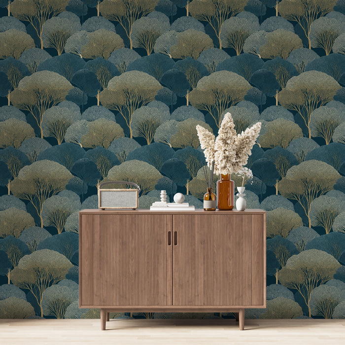 Une pièce moderne avec un papier peint représentant des arbres stylisés en nuances de vert et doré sur fond bleu profond, créant une atmosphère apaisante et naturelle.