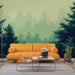 Papier peint forêt stylisée avec arbres en ombre et brume verte pour salon moderne