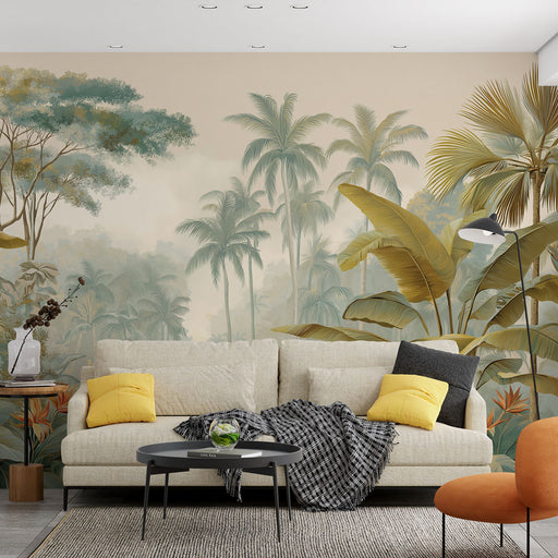 Un salon moderne avec un papier peint tropical aux teintes douces représentant des palmiers et des feuillages luxuriants, créant une atmosphère apaisante et naturelle.