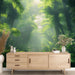 Papier peint forêt tropicale avec sentier verdoyant pour salon apaisant et nature luxuriante.