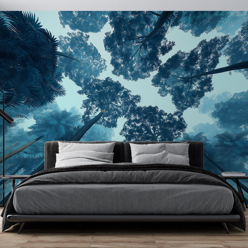 Une chambre moderne avec un papier peint représentant une vue plongeante sur des arbres luxuriants dans des teintes de bleu, créant une atmosphère apaisante et immersive.