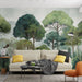 Un salon moderne avec un papier peint représentant une forêt luxuriante aux nuances de vert, créant une atmosphère apaisante et naturelle.