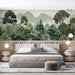 Une chambre élégante avec un papier peint représentant une forêt luxuriante aux nuances de vert, créant une atmosphère apaisante et naturelle.