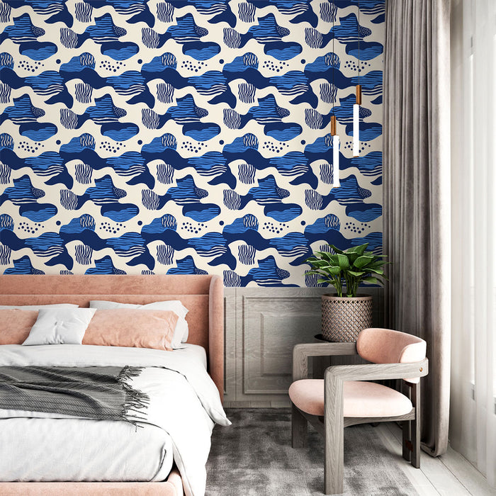 Une chambre moderne avec un papier peint abstrait bleu et crème aux motifs fluides et dynamiques, créant une atmosphère artistique et apaisante.