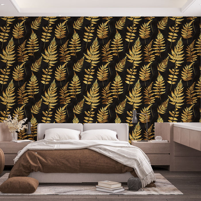Une chambre élégante avec un papier peint noir orné de feuilles de fougère dorées, créant une atmosphère chaleureuse et sophistiquée.