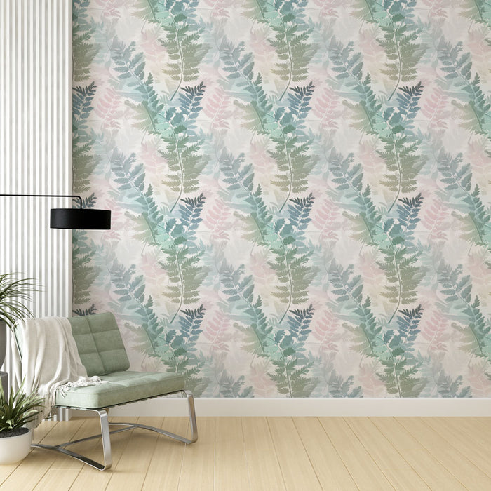 Une pièce lumineuse avec un papier peint floral aux motifs de fougères dans des teintes douces de vert, bleu et rose, créant une atmosphère apaisante et naturelle.