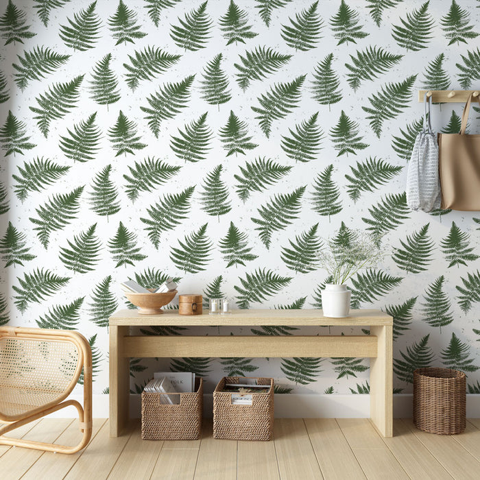 Une entrée lumineuse avec un papier peint représentant des fougères vertes sur fond blanc, créant une atmosphère naturelle et apaisante.